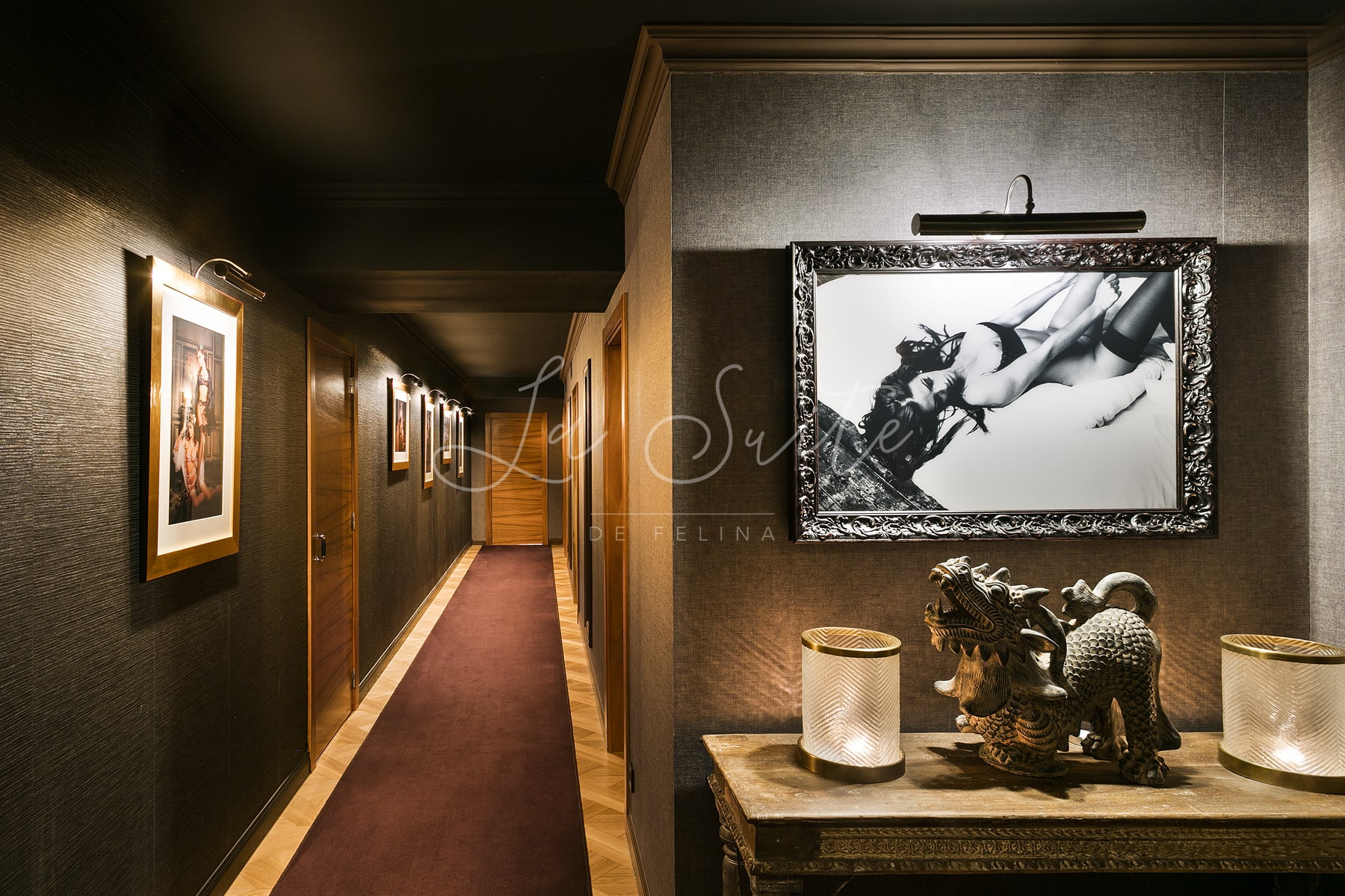 Elegante corredor con decoración Victoriana lujosa en La Suite, Barcelona