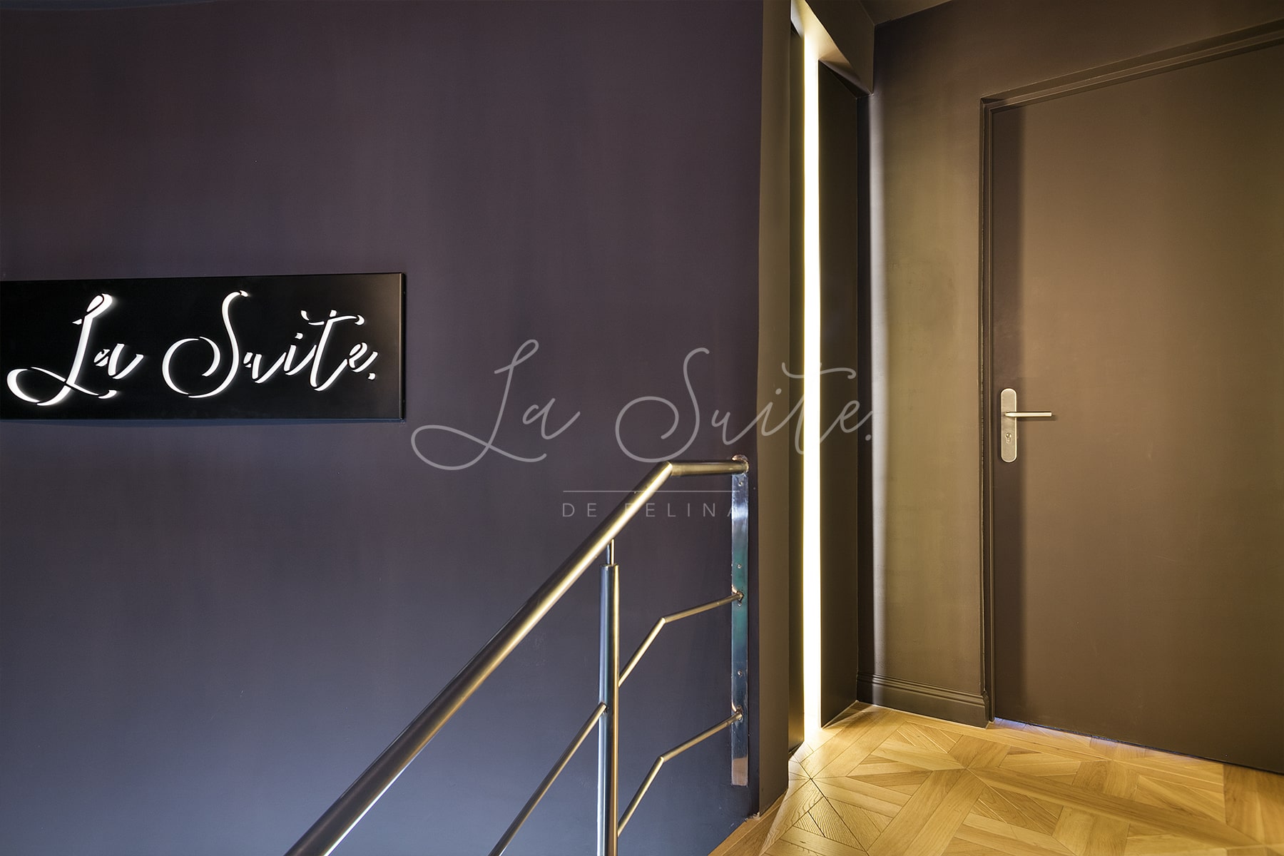 Puerta de la entrada interior de la exclusiva casa de citas La Suite Barcelona, con acceso desde la calle Tarragona 177. | La Suite BCN